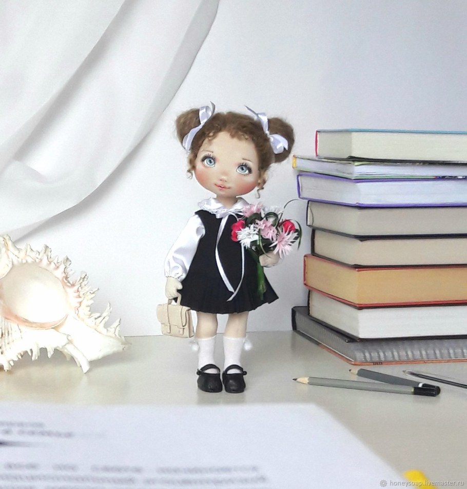Текстильная кукла школьница