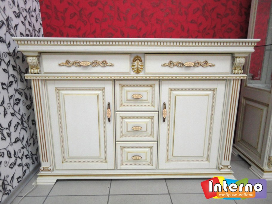 Комод с кисточками