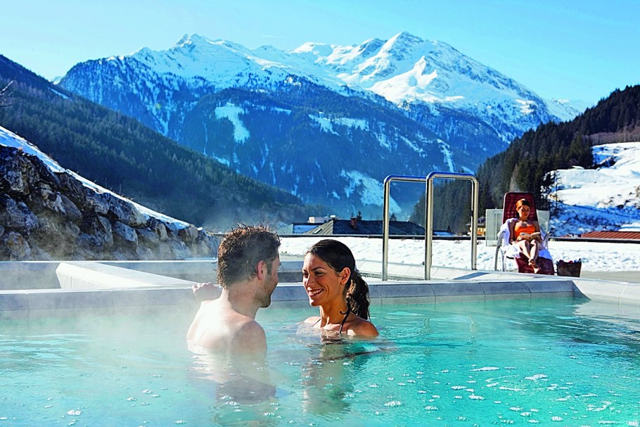 Отель с панорамным бассейном на красной Поляне