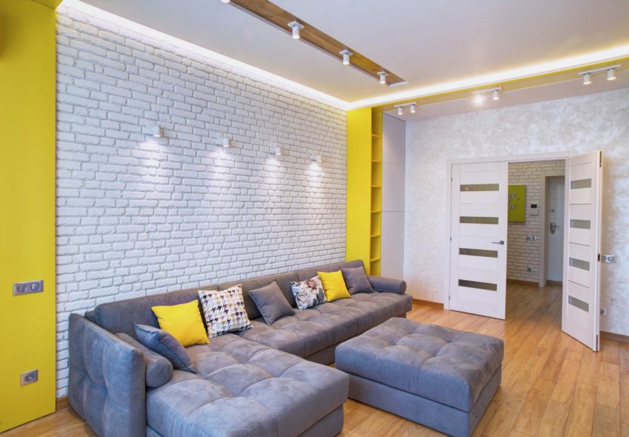 Гипсовая плитка в гостиной