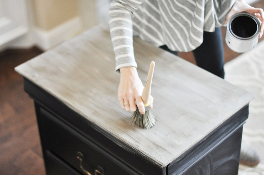 Нанесение меловая краска для мебели