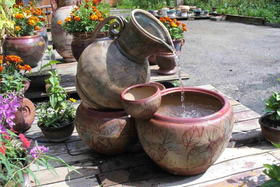 Декор с кувшином в саду