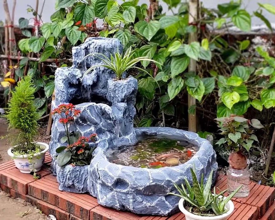 Инсталляция Водопарада на даче из песка и цемента под камень