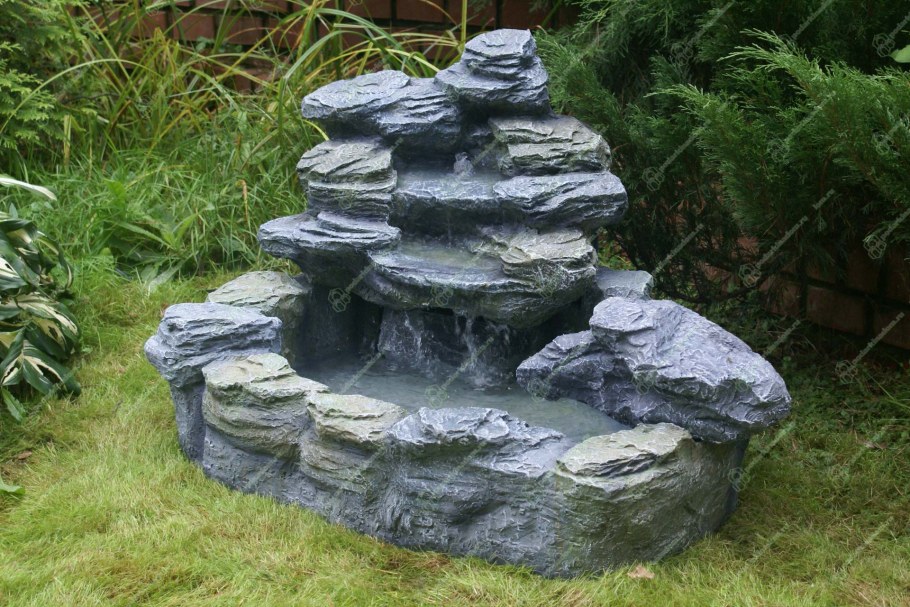 Фонтан водопад из камня