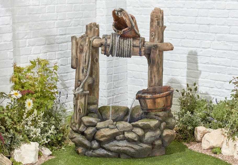 Декоративный колодец из камня для сада