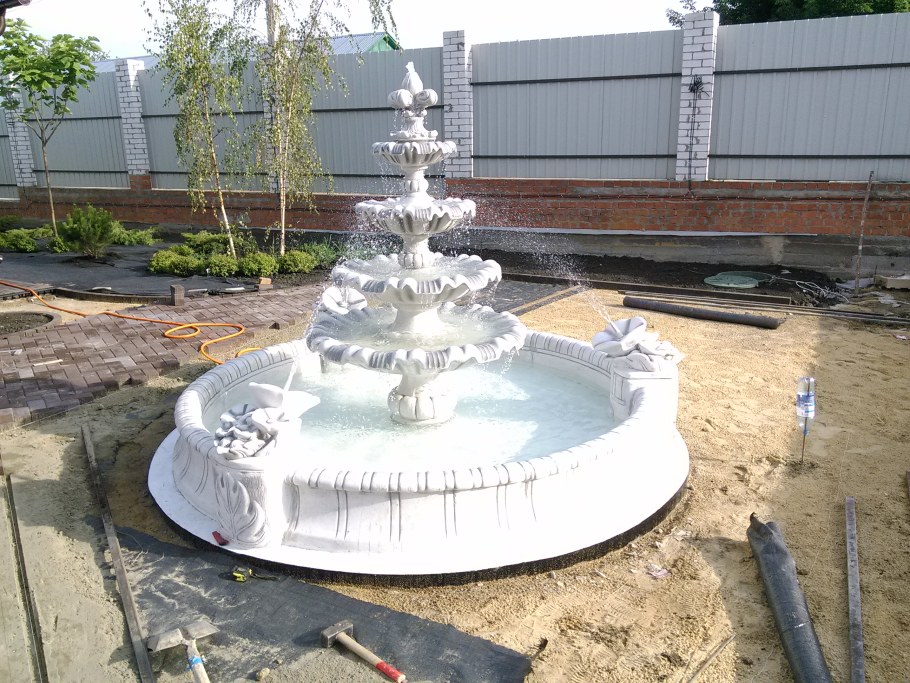 Фонтаны из бетона для дачи