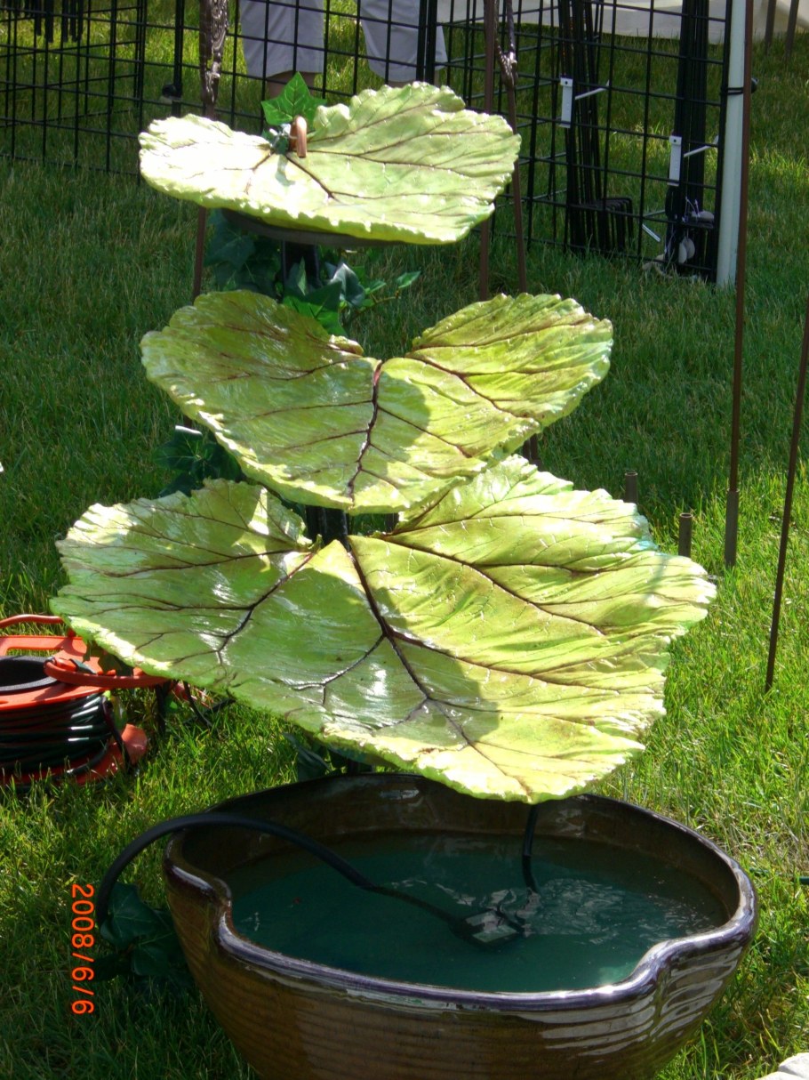 Фонтан из цемента листья