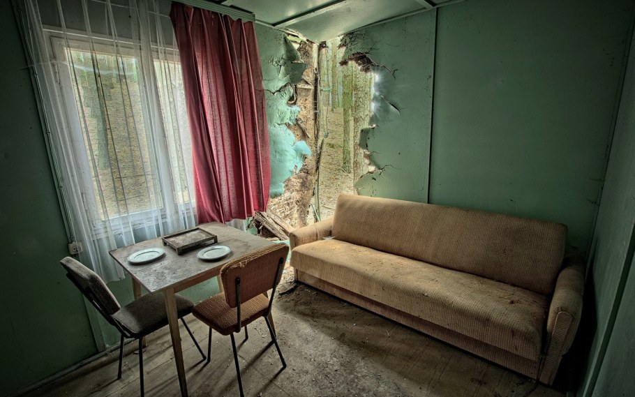 Гостиная с узкими окнами