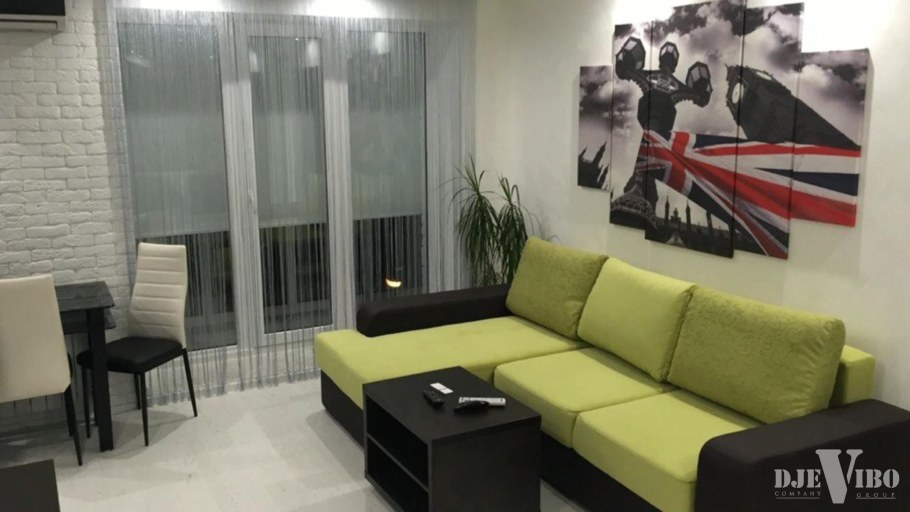 Обеденная зона с диваном