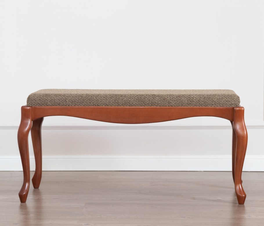 Деревянная кровать с каретной стяжкой