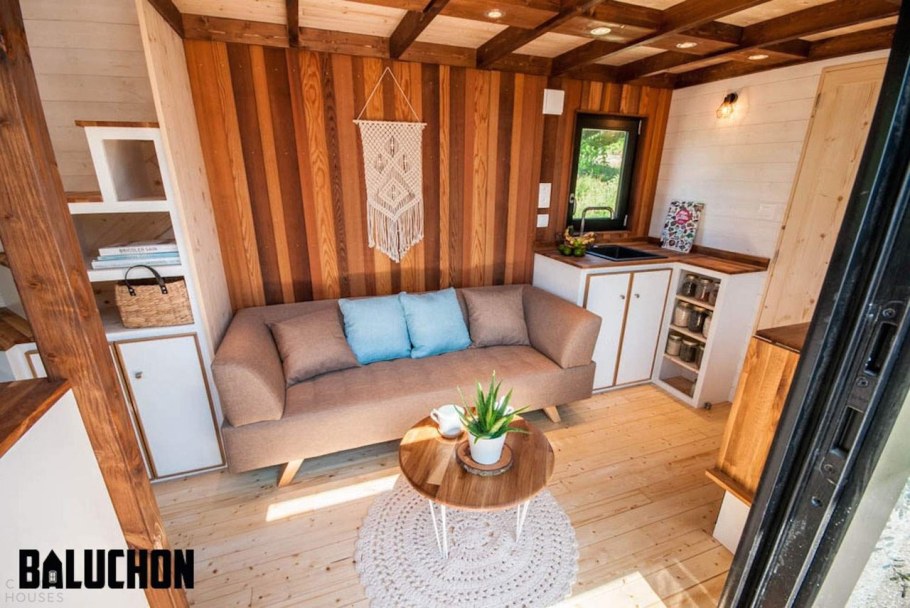 Небольшой дачный домик внутри