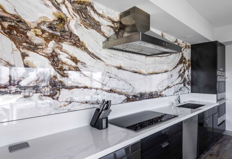 Мраморная стена в интерьере