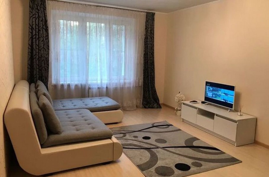 Комната с ковром на стене