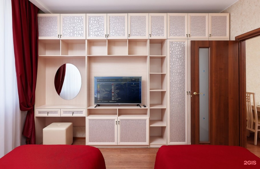 Гостиные в стиле современная классика орех