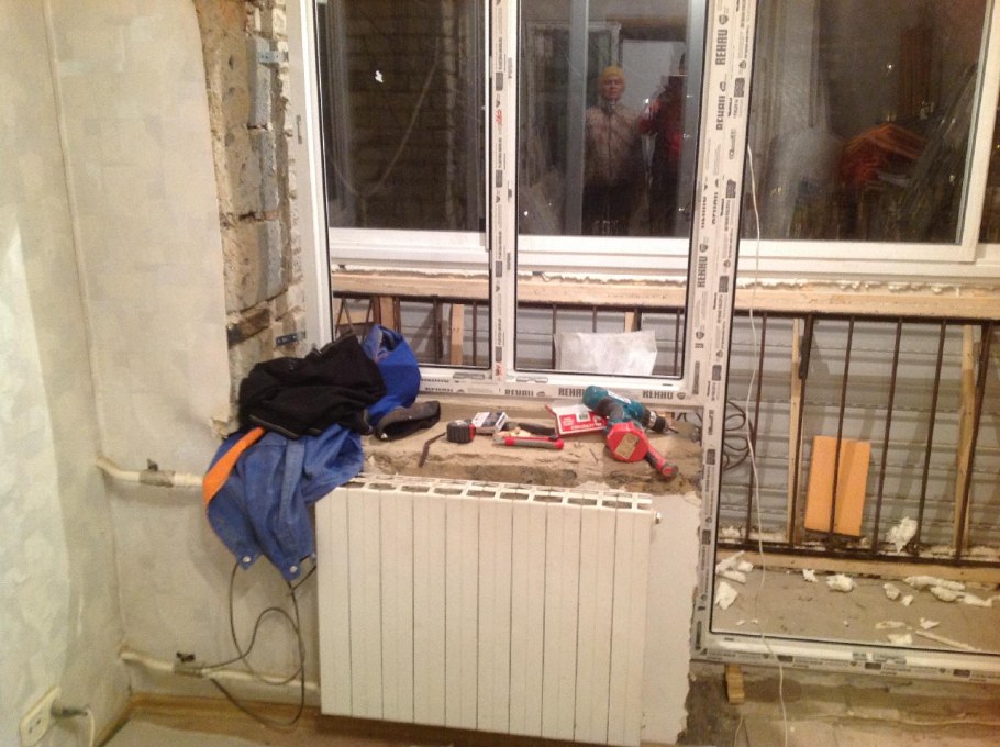 Демонтаж подоконного блока на лоджию