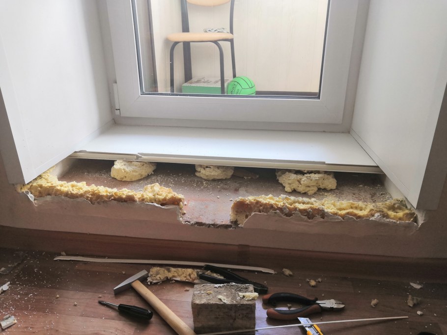 Проломленный пластиковый подоконник