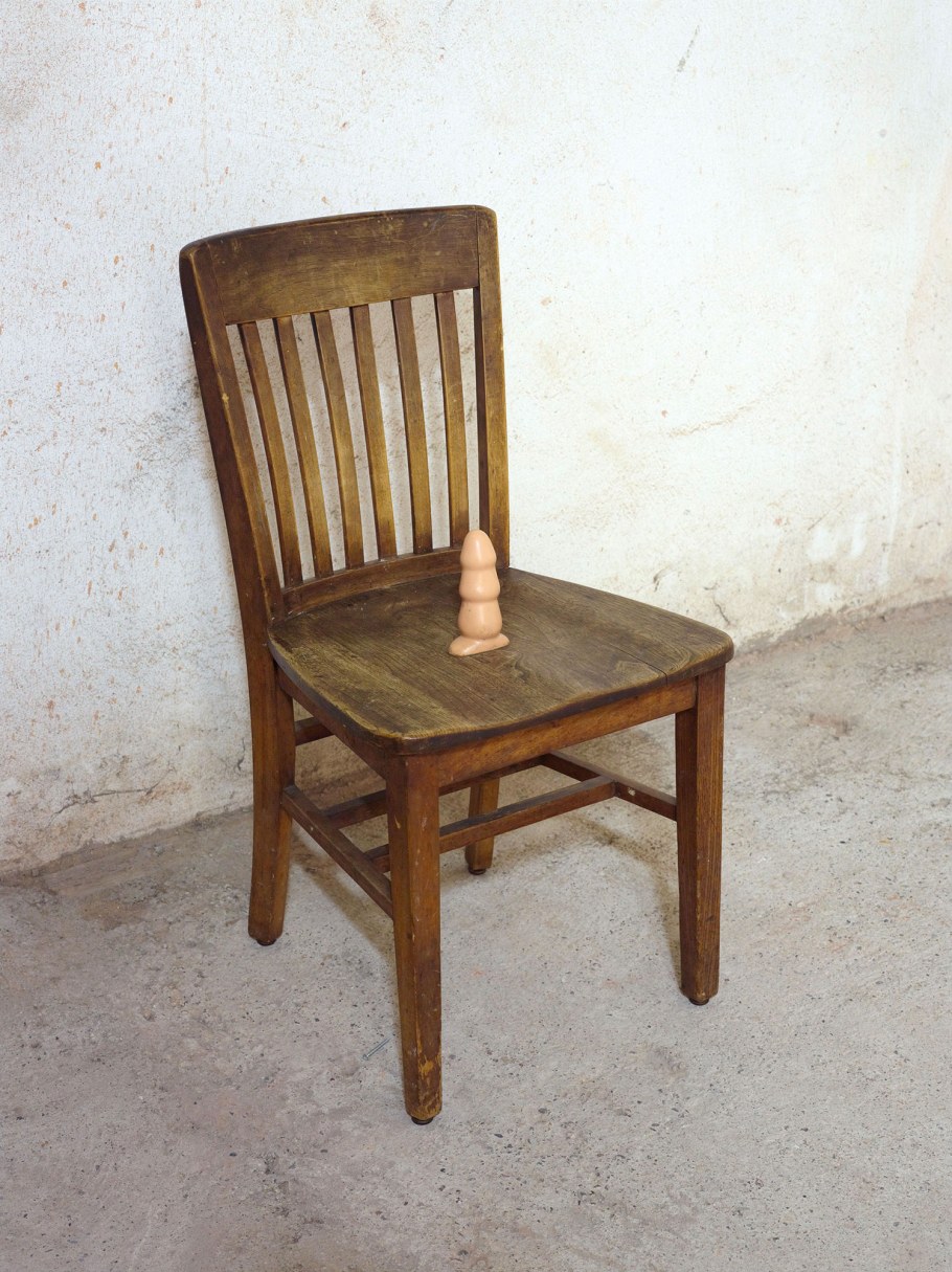 Стул с отверстием