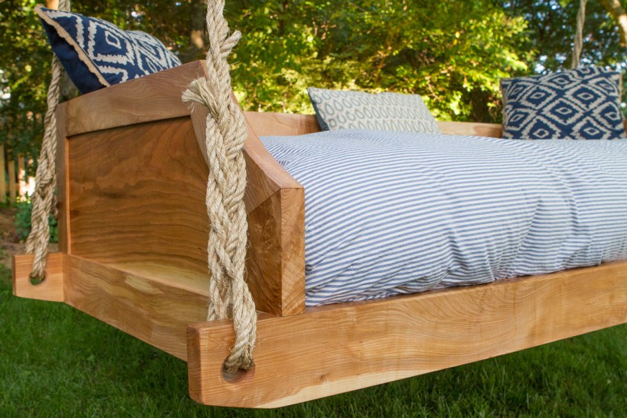 Подвесная кровать из бревен
