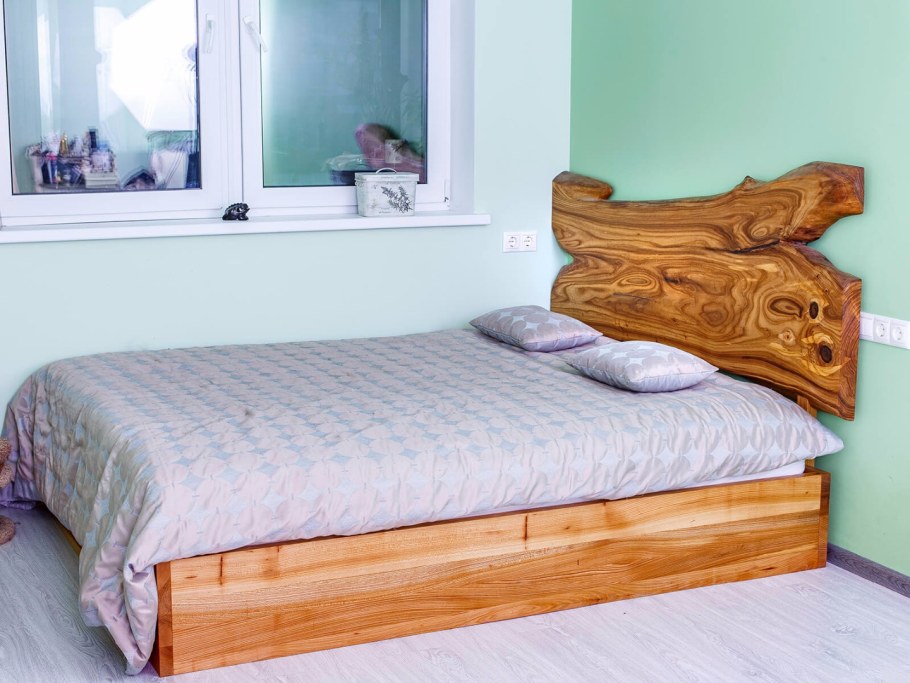 Кровать из массива карагача