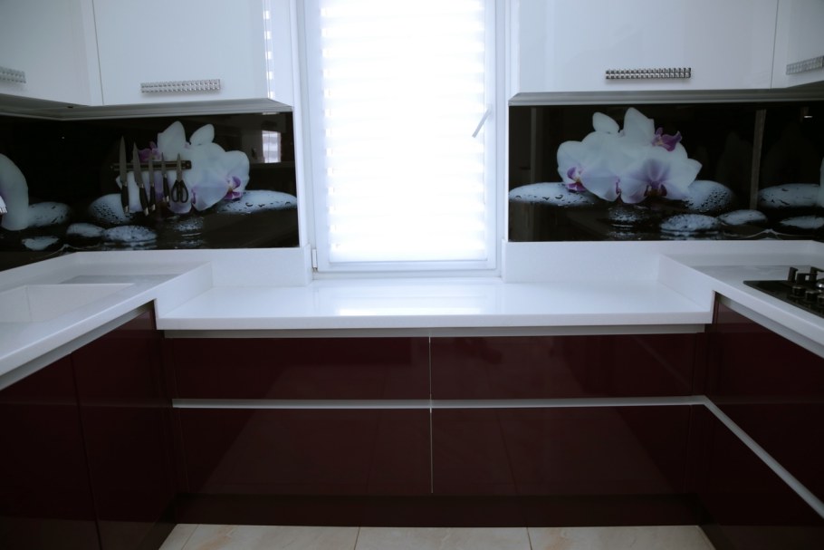 Кухонный гарнитур с подоконником столешницей
