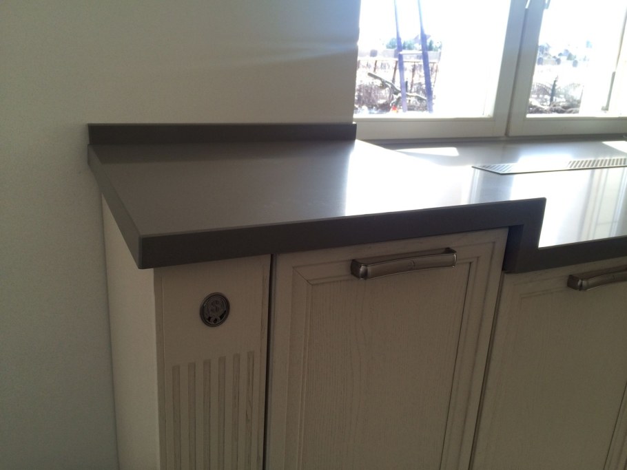 Подоконник ниже столешницы