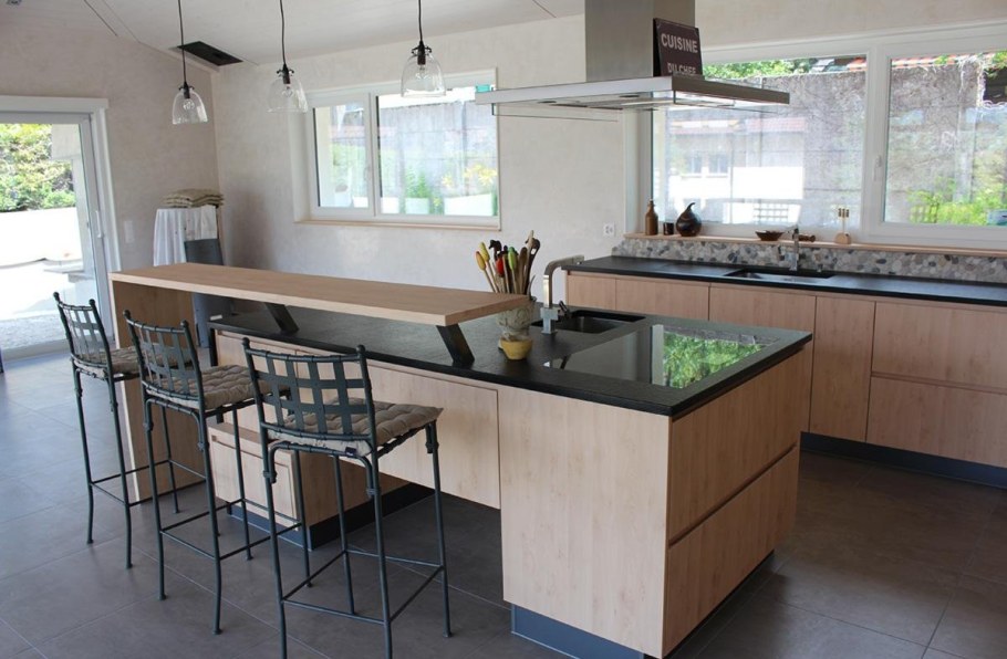 Кухонный остров с барной стойкой с мойкой