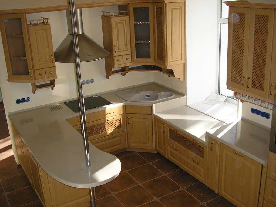 Кухня с угловой мойкой и барной стойкой