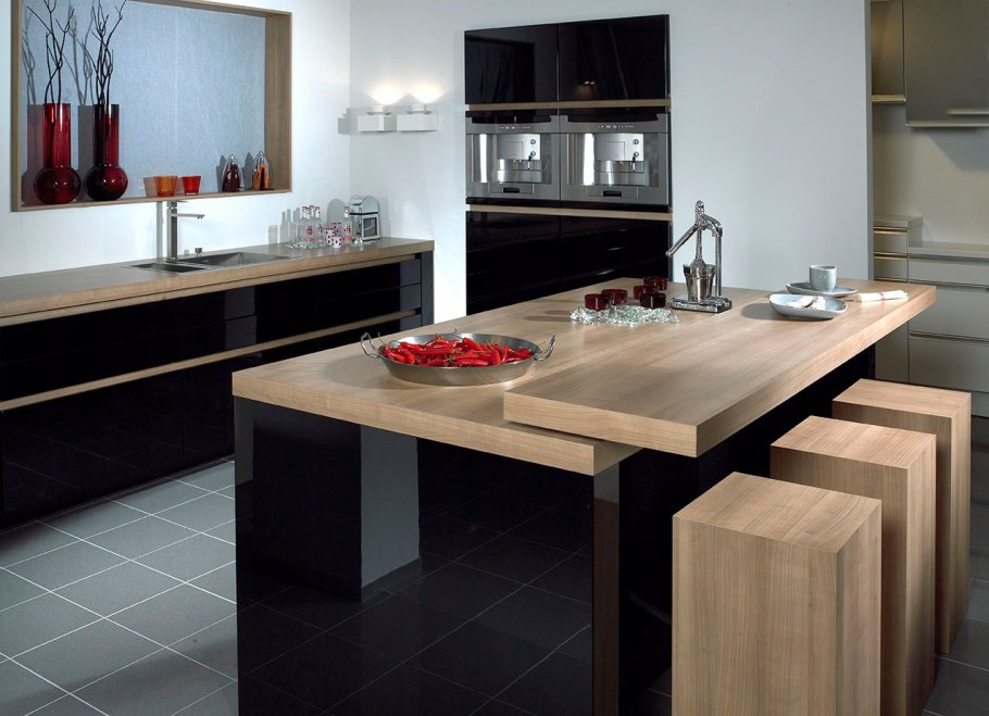 Кухонный остров с деревянной столешницей