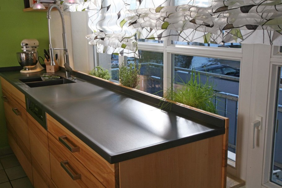 Столешница перед окном