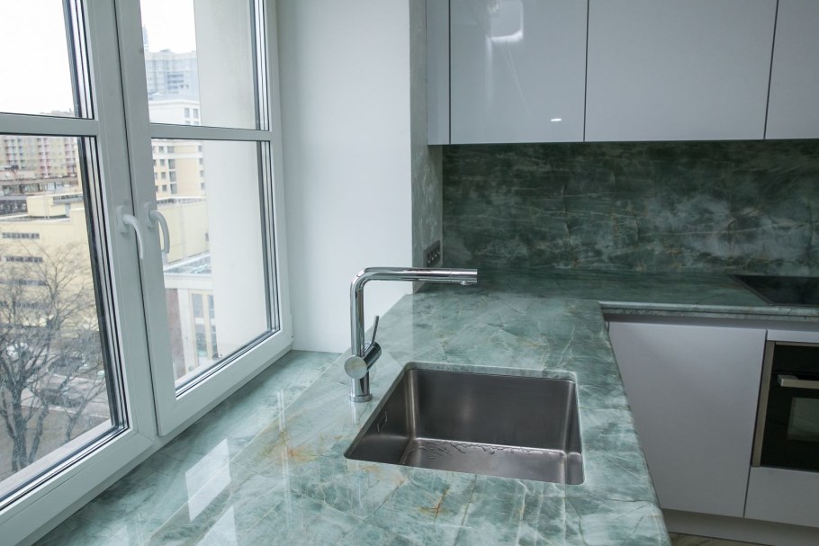 Подоконник ниже столешницы на кухне