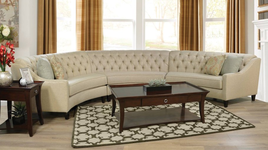 Полукруглый диван для гостиной