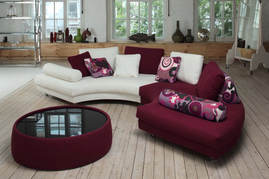 Полукруглый диван для гостиной