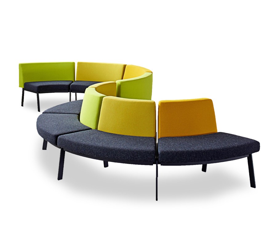 Диван на ножках в скандинавском стиле