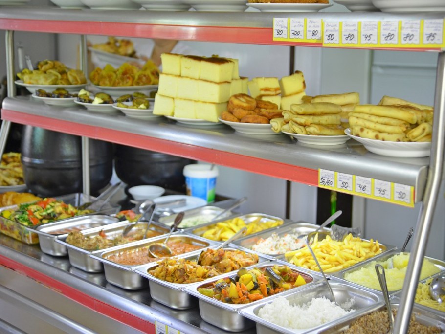 Витрина для еды в столовой
