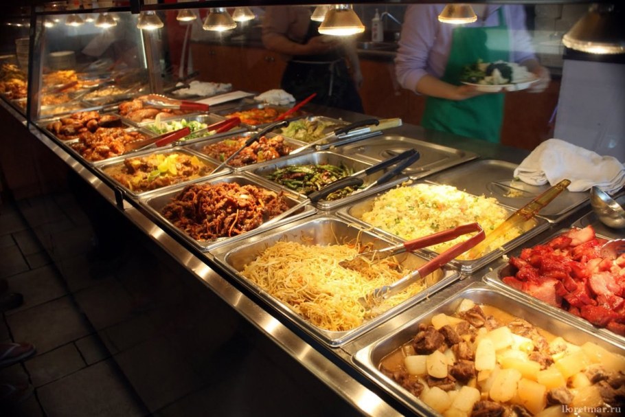 Шведский стол в столовой