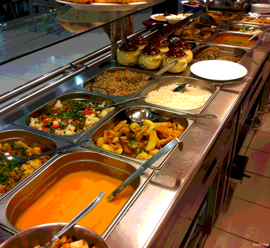 Раздача еды в столовой