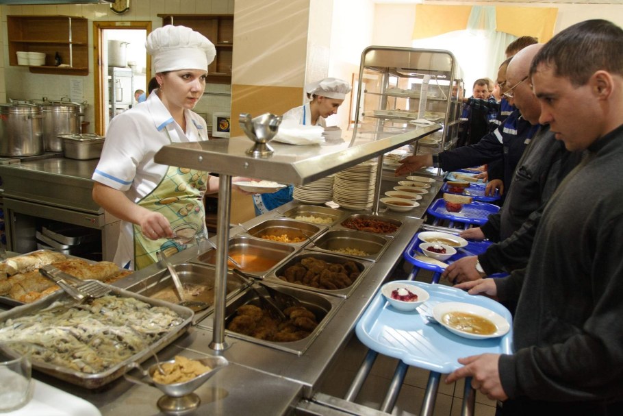 Повар на раздаче в столовой