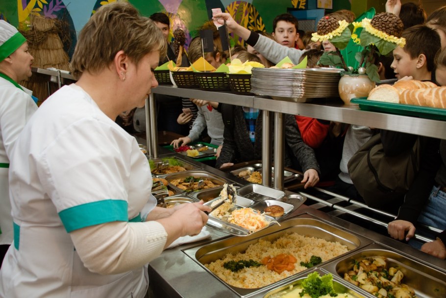 Шведский стол в столовой