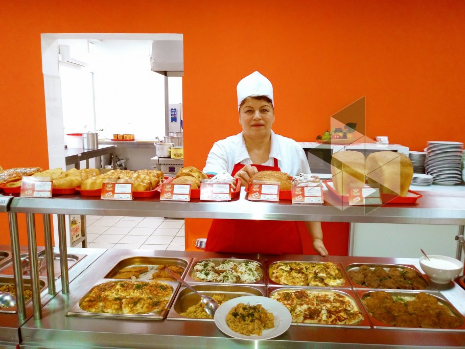 Раздатчица в столовую