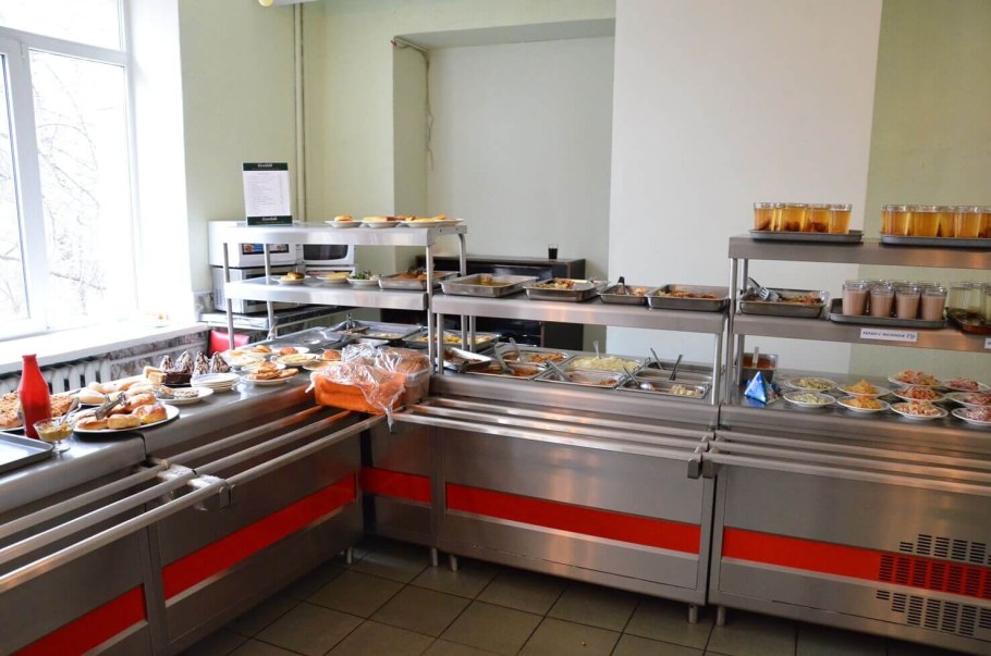 Раздаточная в столовой