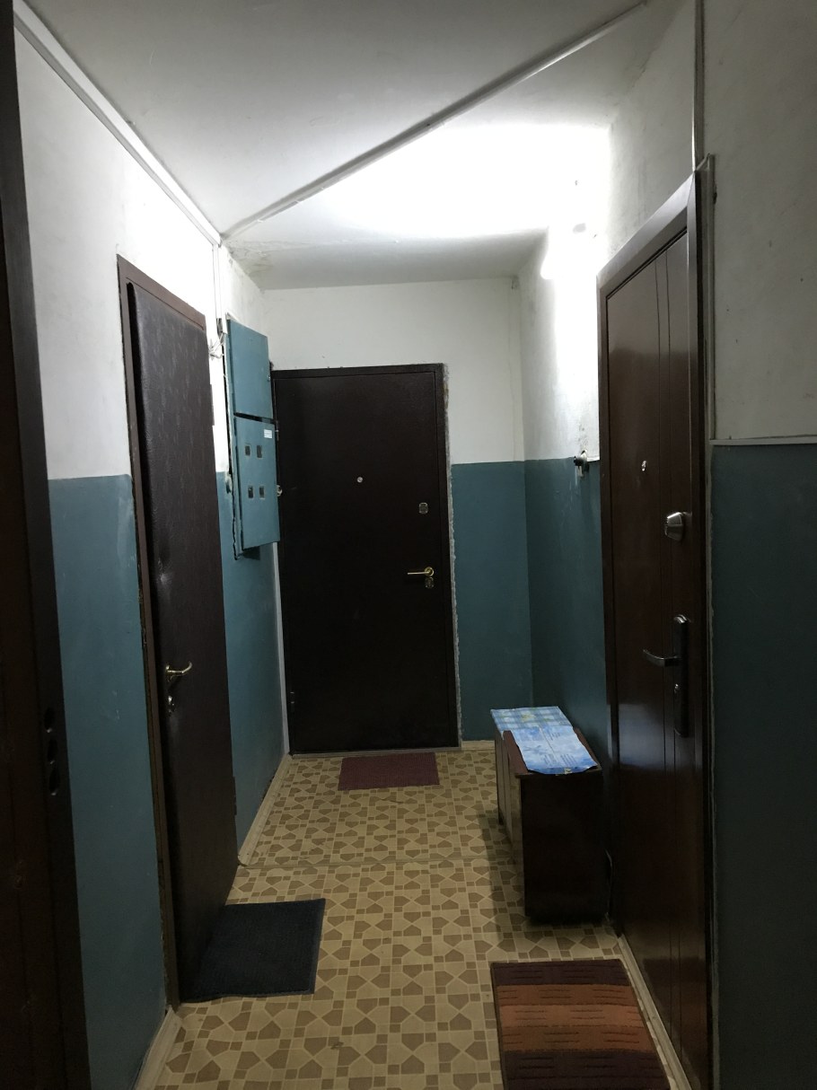 Захламление общего коридора в многоквартирном доме