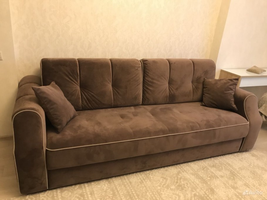 Коричневый велюровый диван