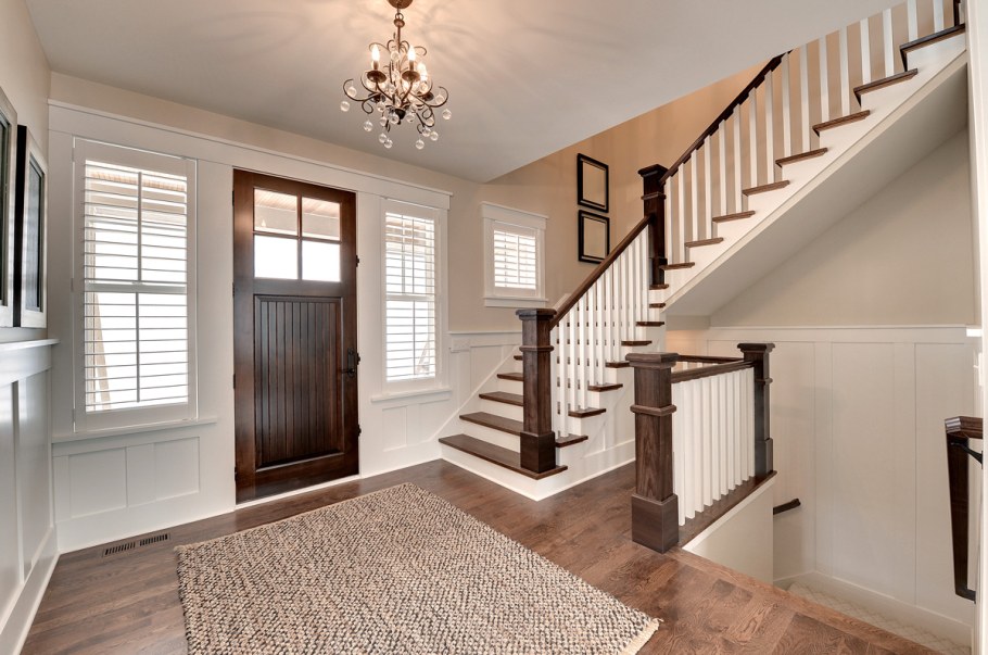 Темная лестница в интерьере