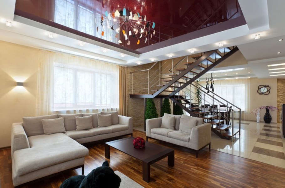 Гостиная с лестницей в частном доме