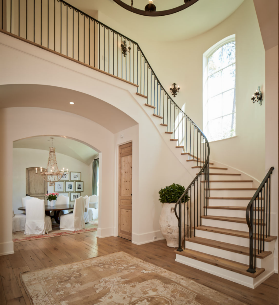 Интерьер двухэтажного коттеджа