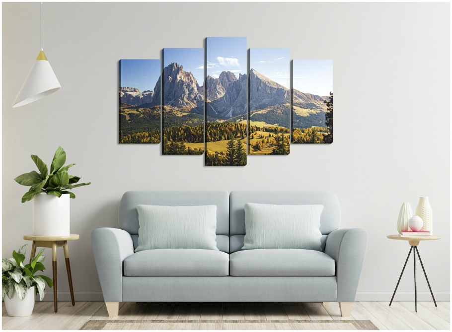 Часы и картины на стене