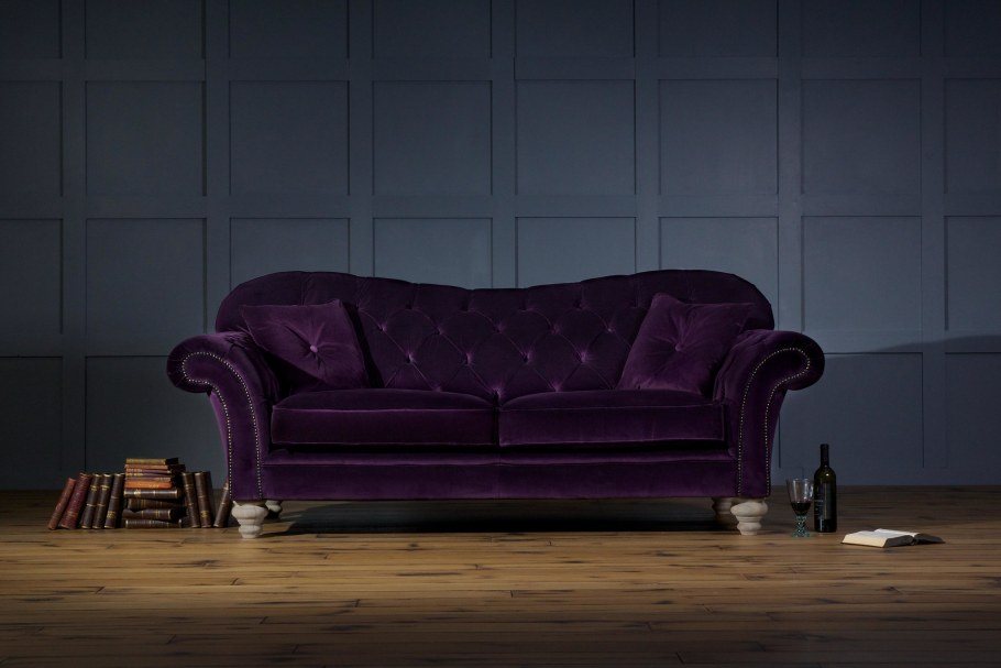 Диван из бархата
