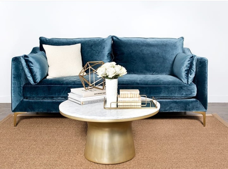 Голубой бархатный диван