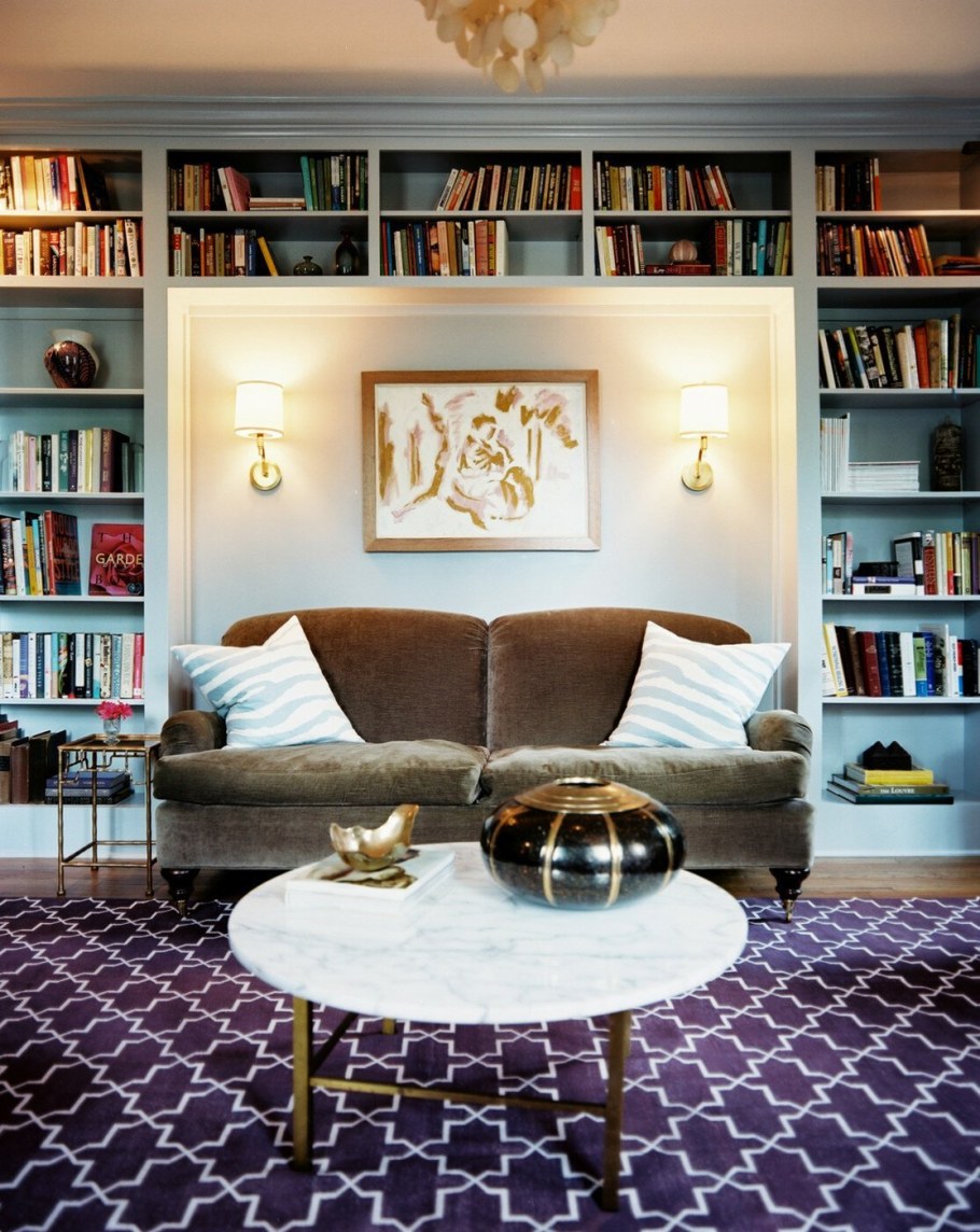 Стеллаж вокруг дивана