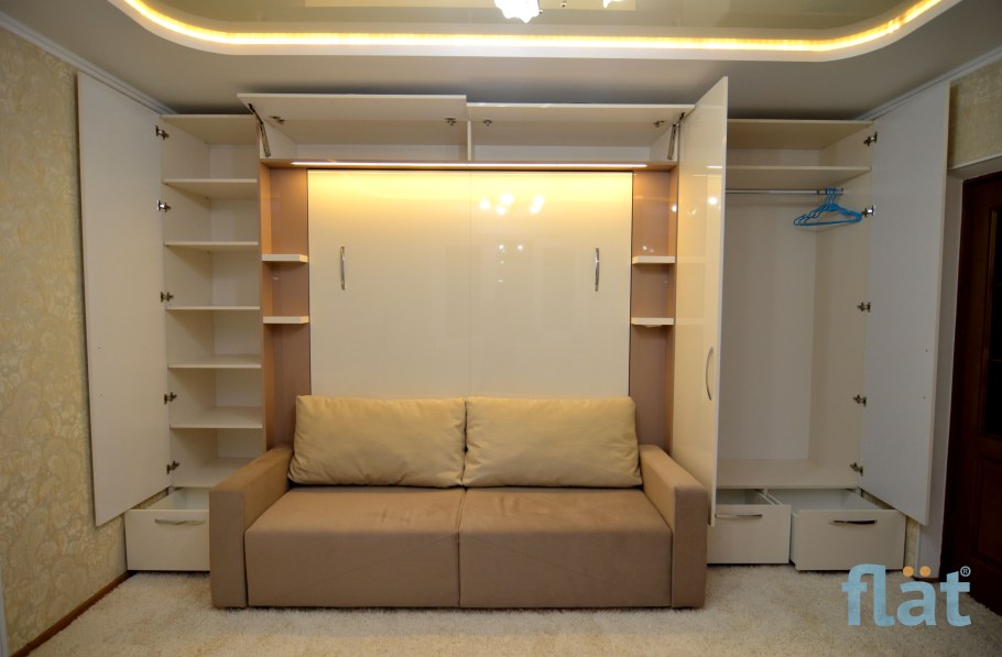 Встроенные шкафы над диваном